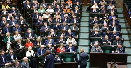 KO traci w sondażu. PiS wróży koniec rządów Tuska