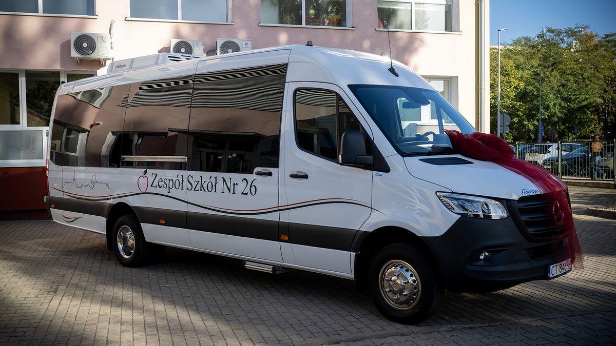 Zespół Szkół nr 26 w Toruniu otrzymał nowy autobus do przewozu uczniów z niepełnosprawnościami.