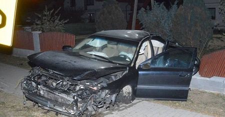 Pijany kierowca zakończył jazdę na ogrodzeniu. Miał ponad promil alkoholu
