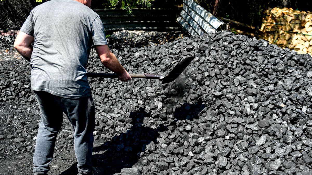 Sk?ad opa?uFot. Artur Barbarowski/East News, Zabierzow (woj. malopolskie), 20.07.2022. Sklad wegla w podkrakowskim Zabierzowie.Artur Barbarowski