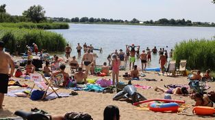 Plażing nad Jeziorem Lednica. Czysta plaża, malownicze miejsce
