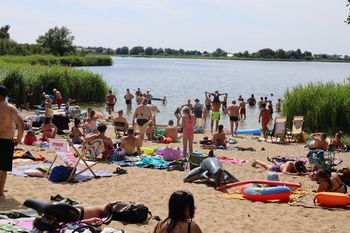 Plażing nad Jeziorem Lednica. Czysta plaża, malownicze miejsce