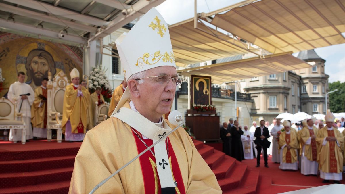 26 Pielgrzymka Rodziny Radia Maryja na Jasn? G�r?
Fot. Karol Porwich/EastNews. Czestochowa 09.07.2017. Pielgrzymka Radia Maryja na Jasn? Gore z udzia?em Mariusza Blaszczaka, Antoniego Macierewicza, Tadeusza Rydzyka, Adama Kwiatkowskiego, Beaty Kepy n/z  arcybiskup Waclaw Depo
Karol Porwich