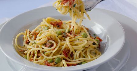 Spaghetti z salami i groszkiem. Pomysł na obiad w 13 minut