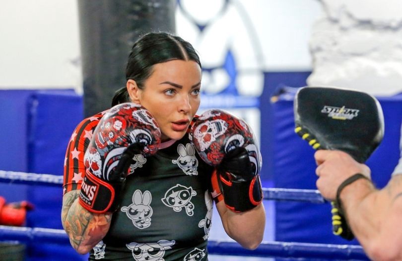 Kamila Wybrańczyk w pocie czoła trenuje tajski boks
