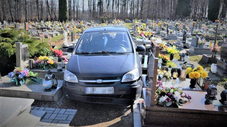 88-latek wjechał na cmentarz taranując nagrobki