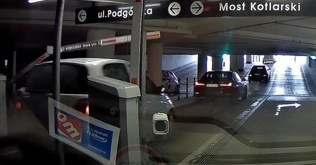 Kierowca znalazł sposób na darmowe parkowanie. Nie do końca legalny