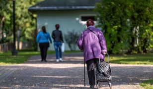 Seniorka tonie w długach. Pomocną dłoń wyciągnął... komornik