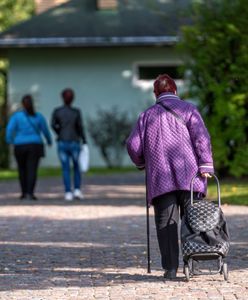 Seniorka tonie w długach. Pomocną dłoń wyciągnął... komornik