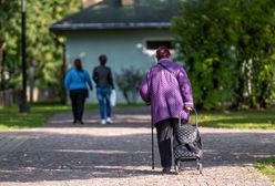 Seniorka tonie w długach. Pomocną dłoń wyciągnął... komornik