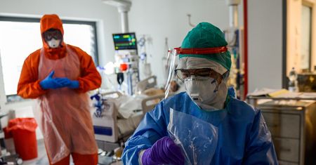 Koronawirus. III fala przybiera na sile. Dr Paweł Grzesiowski dla WP: pandemia to trochę jak wojna