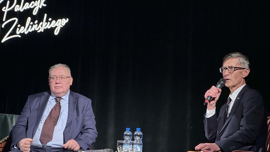 Ambasador Węgier István Íjgyártó wraz z prowadzącym spotkanie podczas rozmowy z młodzieżą w Pałacyku Zielińskiego w Kielcach.