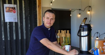 Metamorfoza agencji towarzyskiej. Ksiądz otwiera tu klubokawiarnię