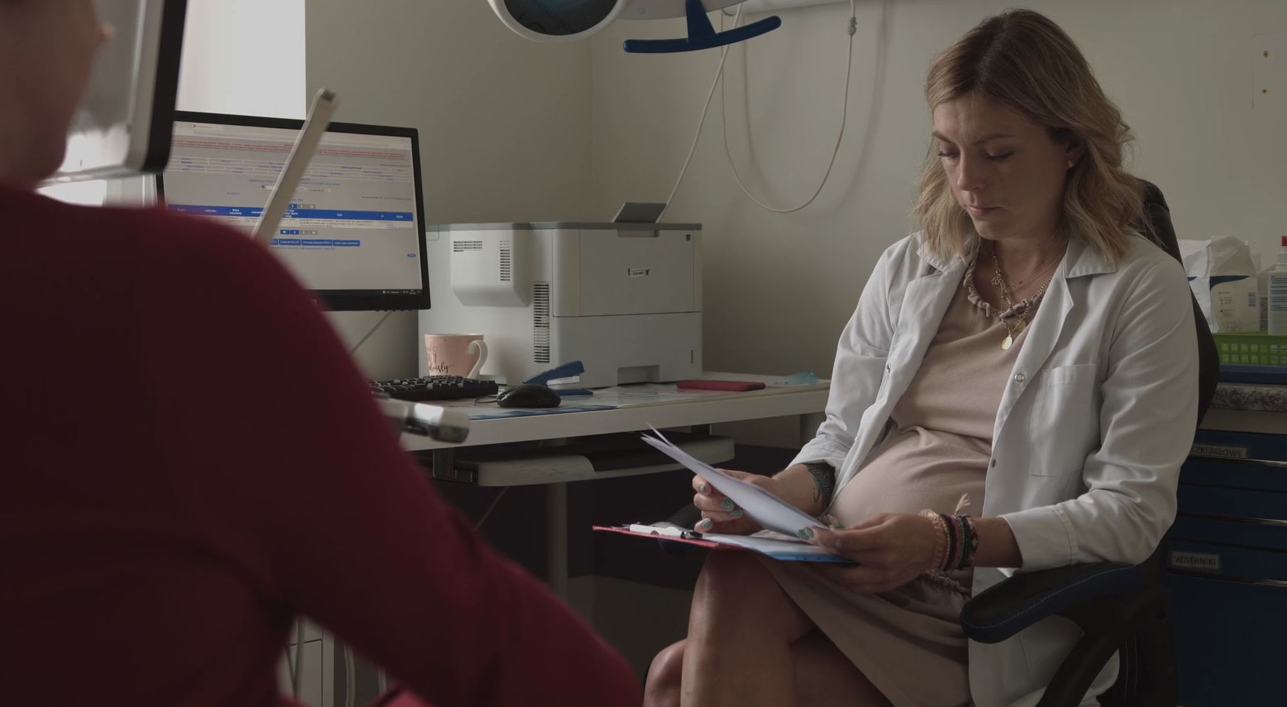 Doktor Anna Parzyńska w swoim gabinecie (kadr z filmu Marka Osiecimskiego)