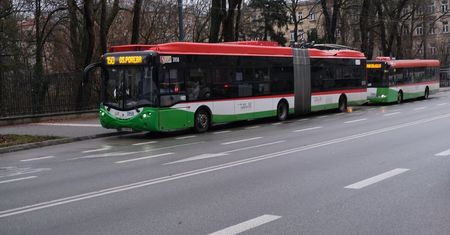 Przypominamy: Dziś do pracy, ale… autobusy i trolejbusy kursują inaczej (rzadziej)