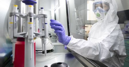 Omikron łagodniejszy niż poprzednie warianty? "Coraz więcej dowodów'