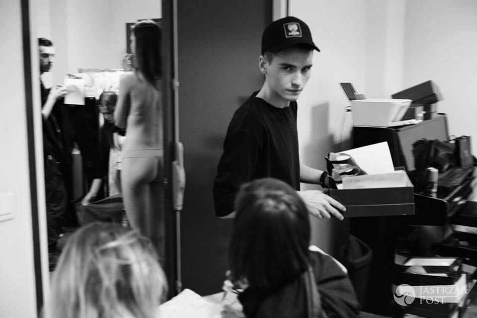 Romek Gelo na backstage'u pokazu Maison Anoufa