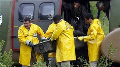 Ciało jednej z ofiar wynoszone z helikoptera obrony cywilnej