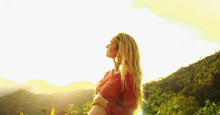 Candice Swanepoel pokazuje ciążowy brzuszek