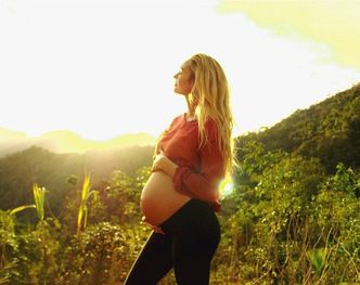 Candice Swanepoel pokazuje ciążowy brzuszek