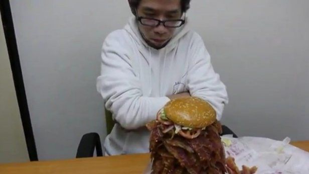 Ten hamburger przyprawi Cię o atak serca [wideo] 1