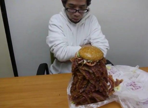 Ten hamburger przyprawi Cię o atak serca [wideo]