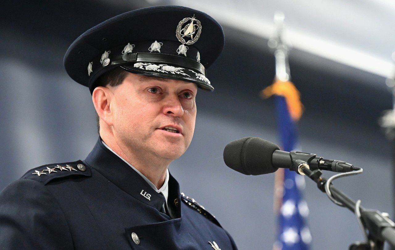 Generał B. Chance Saltzman.