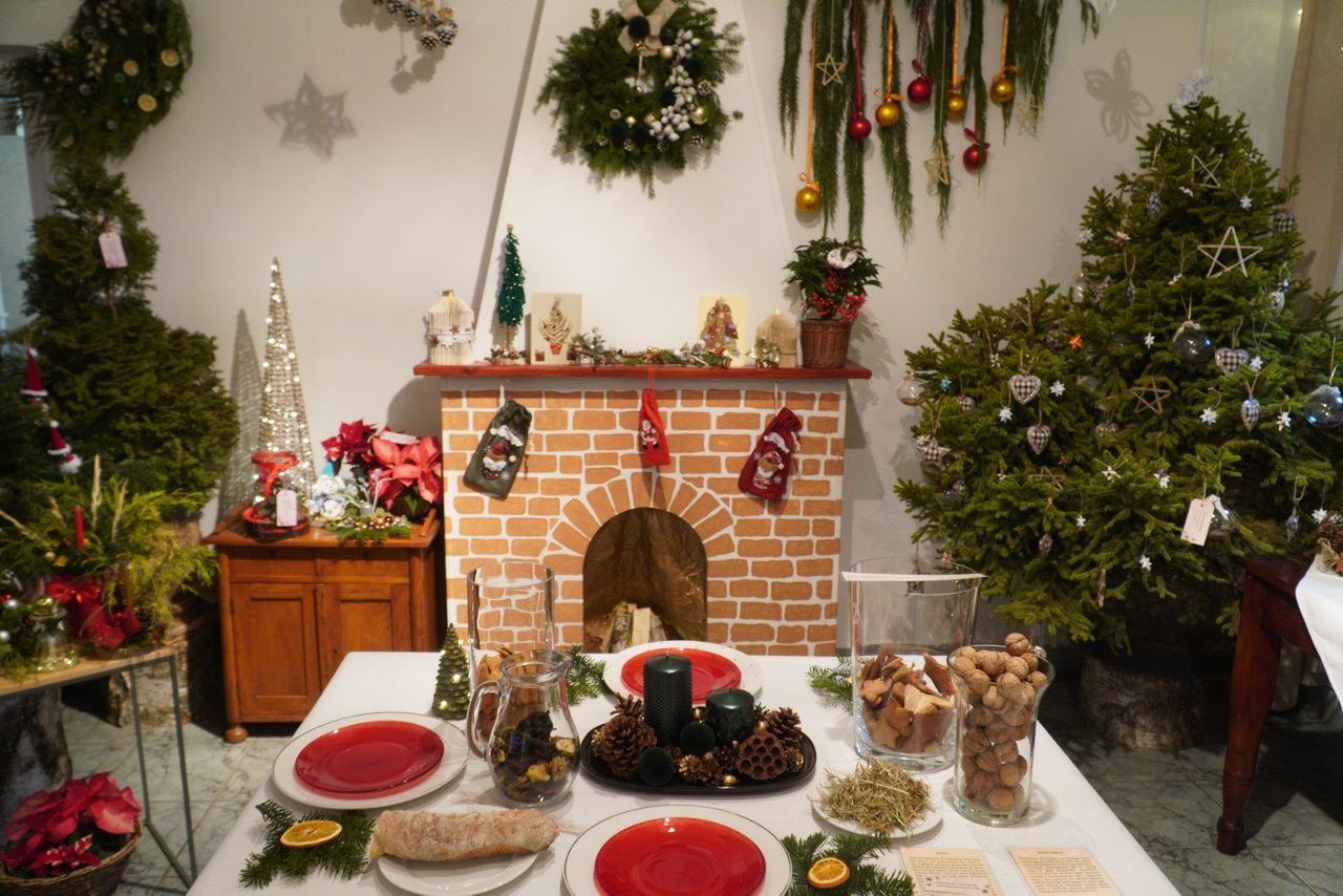 Na wystawie zaaranżowano także wigilijny stół. 