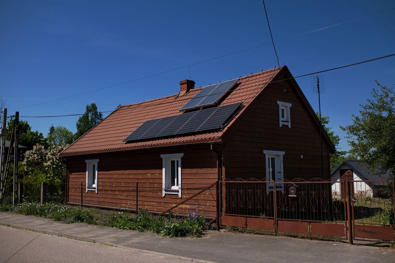 Ma 90 lat, zainstalował fotowoltaikę. "Muszę dopłacać do pobranej energii"