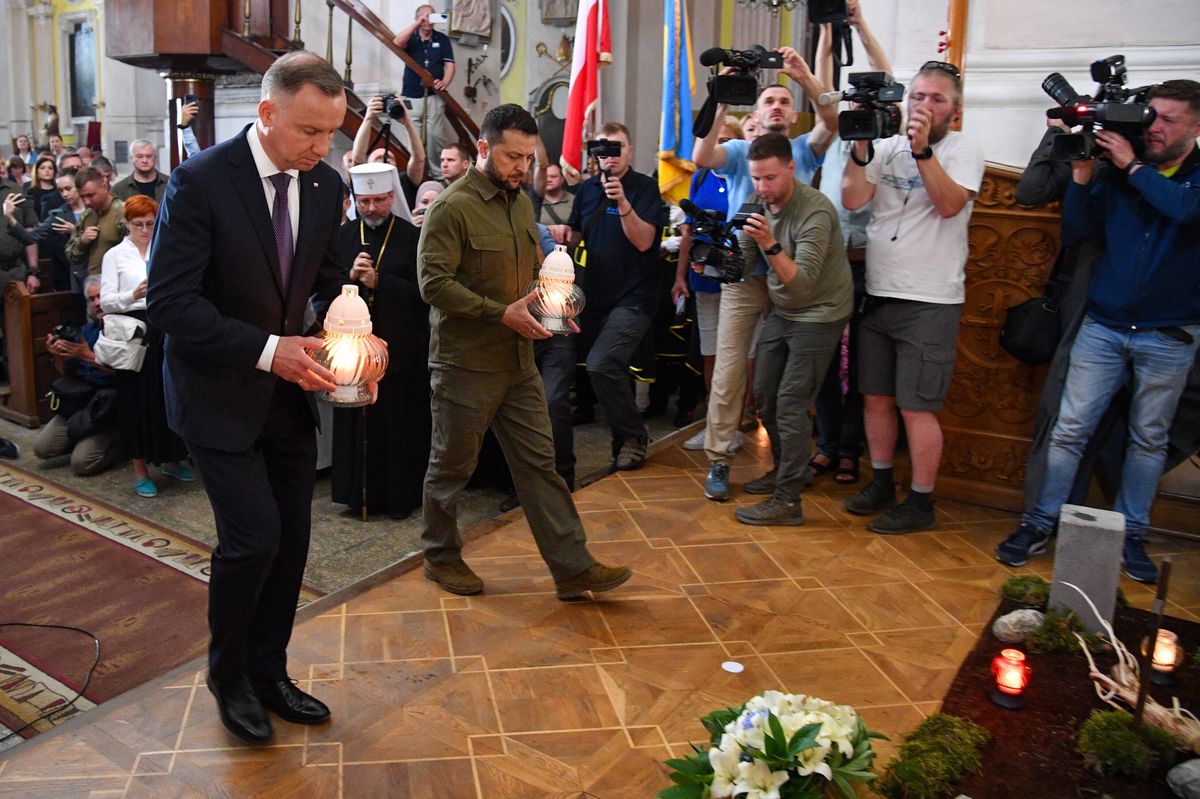 Дуда разом із Зеленським вшанували жертв Волинської трагедії