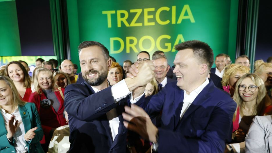 Władysław Kosiniak-Kamysz i Szymon Hołownia cieszą się z wyniku Trzeciej Drogi