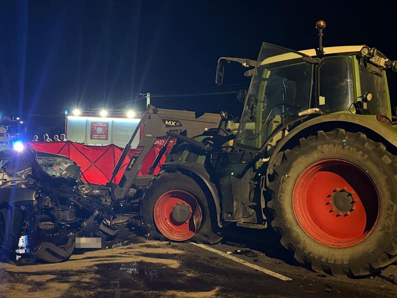 Zabierzów Bocheński: Wjechał na czołówkę z ciągnikiem. Kierowca zginął, dziecko zostało ranne