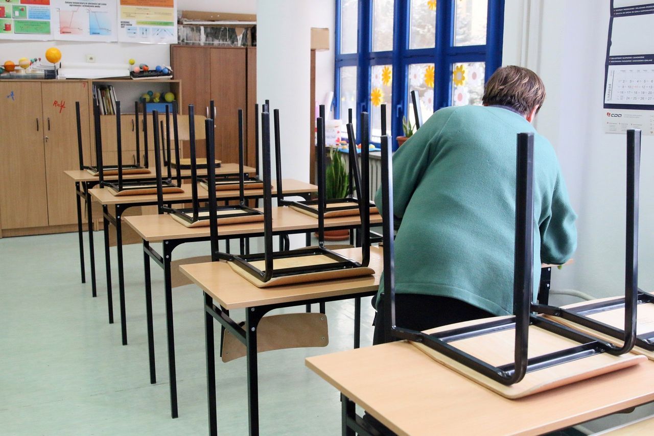 Wykształcenie wyższe, wypłata minimalna. Nauczyciele zarobią niewiele więcej od obsługi