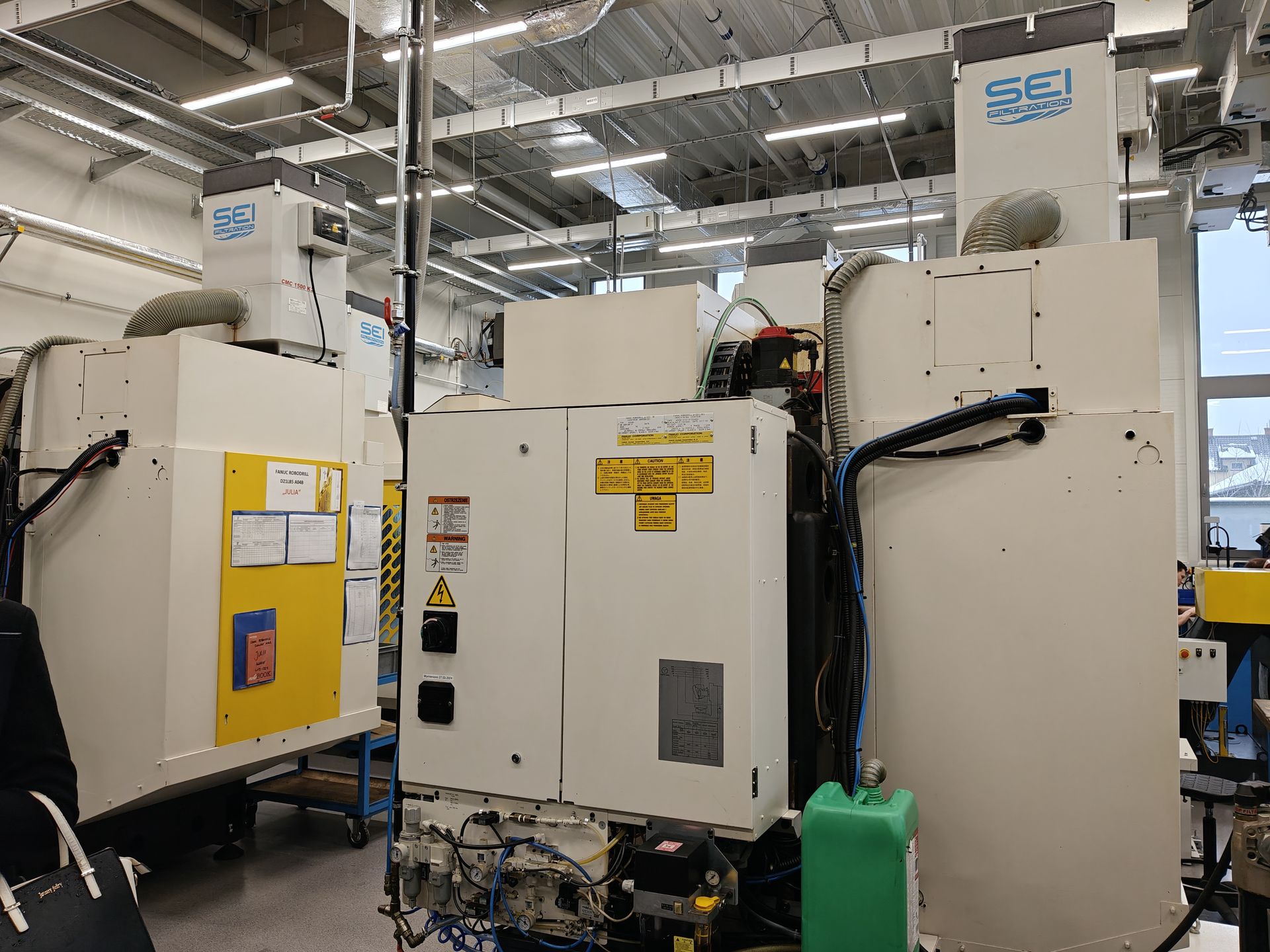 Dwie z wielu obrabiarek CNC w Fabryce Broni "Łucznik".