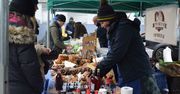 Wrocław: Najświeższe produkty prosto od producentów. Przy stoiskach na Dolnośląskim Targu Rolnym we Wrocławiu ustawiają się kolejki
