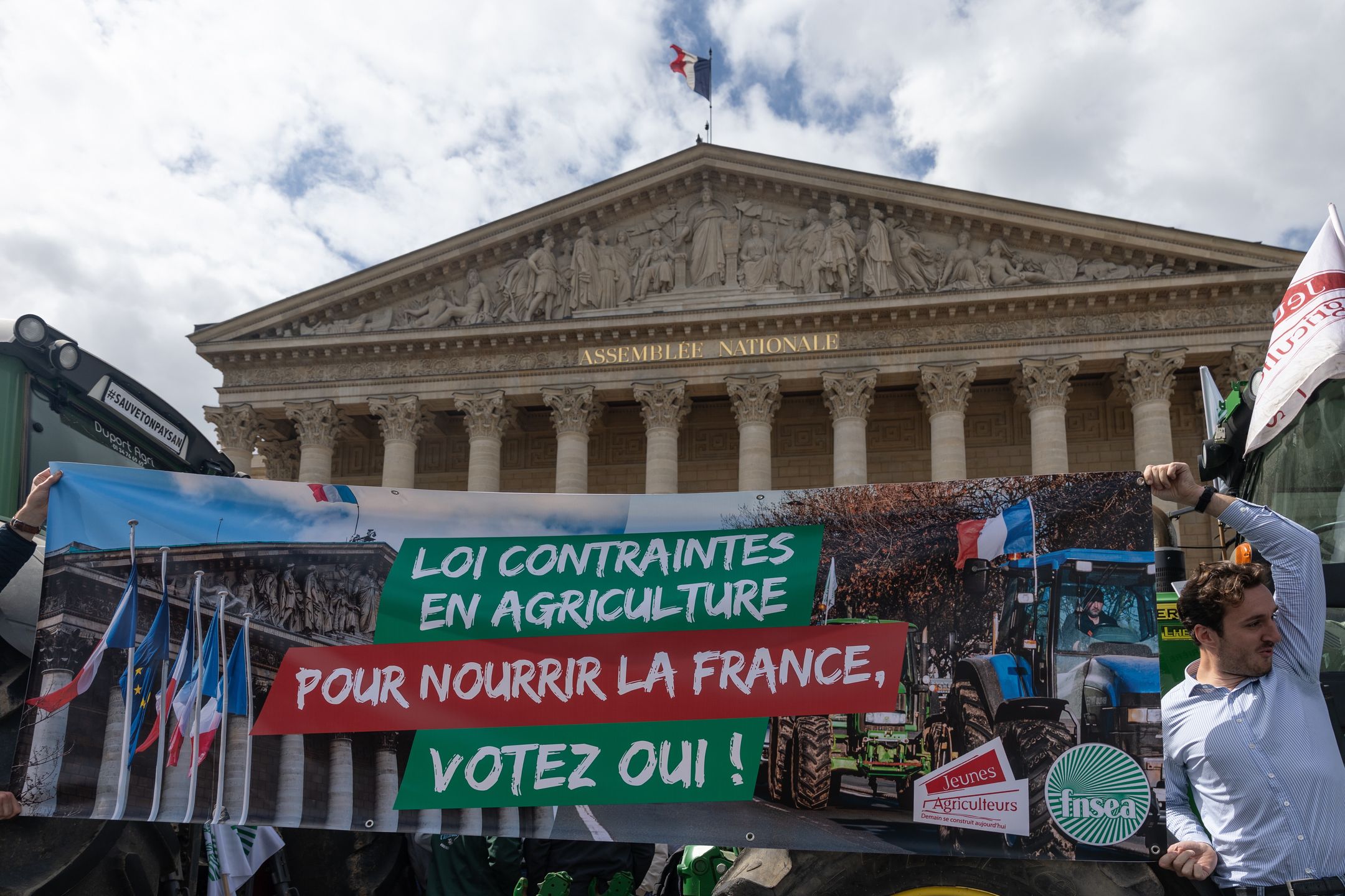 French farmers protest in Paris
epa12136818 People hold a banner reading 'agriculture constraints law. To Feed France, Vote Yes!' during a protest in front of the French National Assembly during a protest in Paris, France, 26 May 2025. FNSEA and Jeunes Agriculteurs unions called on French farmers to block the highways surrounding Paris, using tractors and trucks, demanding urgent reforms to protect local agriculture.  EPA/MOHAMMED BADRA 
Dostawca: PAP/EPA.
MOHAMMED BADRA
protest, protesters, Tractors, farmers, National Assembly