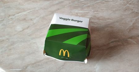 Spróbowaliśmy wegetariańskiego burgera z sieci McDonald’s. To dobra alternatywa