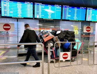 Chaos i tłumy oczekujących na test na COVID-19 na Lotnisku Chopina. "Za nami kilkaset osób, cały czas przyjeżdżają autobusy z ludźmi"