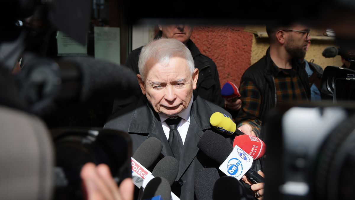 Warszawa, 03.04.2025. Prezesz PiS Jarosław Kaczyński podczas rozmowy z mediami przed siedzibą Prokuratury Okręgowej Warszawa-Praga, 3 bm. Prezes PiS stawił się w Prokuraturze w czwartek rano. Został do niej wezwany w charakterze świadka ws. śmierci Barbary Skrzypek. (jm) PAP/Rafał Guz ***Do tego materiału zdjęciowego dostępna jest również depesza w systemie CSI, pt.: Prezes PiS stawił się w prokuraturze ws. śmierci Barbary Skrzypek (aktl.)***
