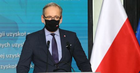 Obostrzenia przedłużone. Otwarte galerie handlowe i muzea. Konferencja ministra Adama Niedzielskiego