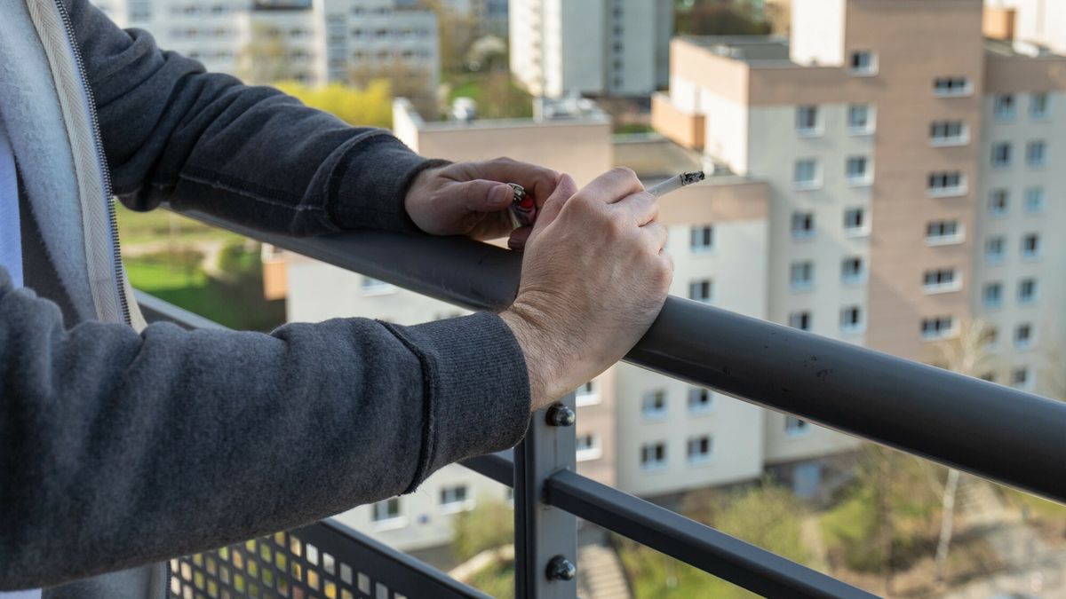 Stock Arkadiusz Zi�?ek
fot: Arkadiusz Ziolek/ East News.  n/z Palenie papierosow na balkonie.
ARKADIUSZ ZIOLEK