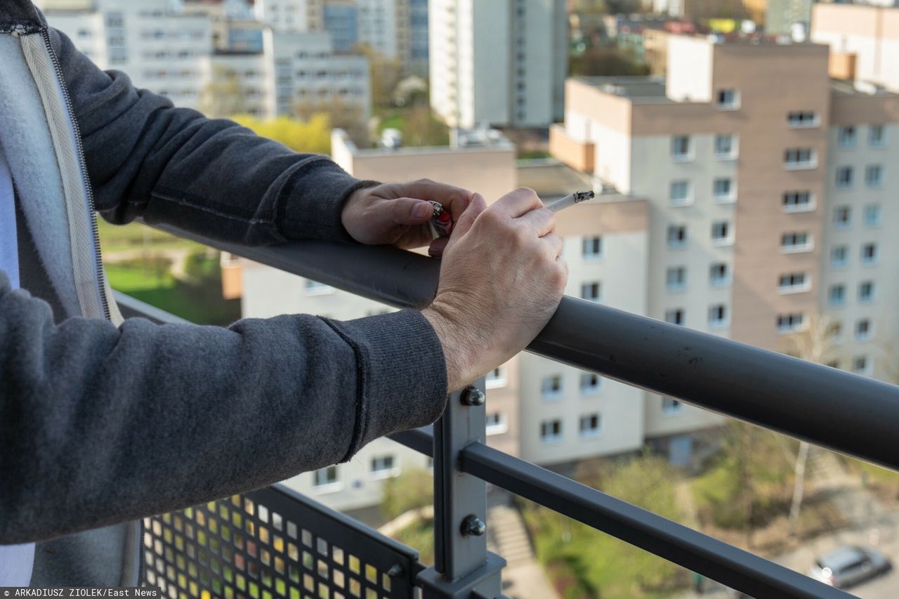 Chcą zakazać palenia na balkonie. Petycja trafiła do resortu zdrowia