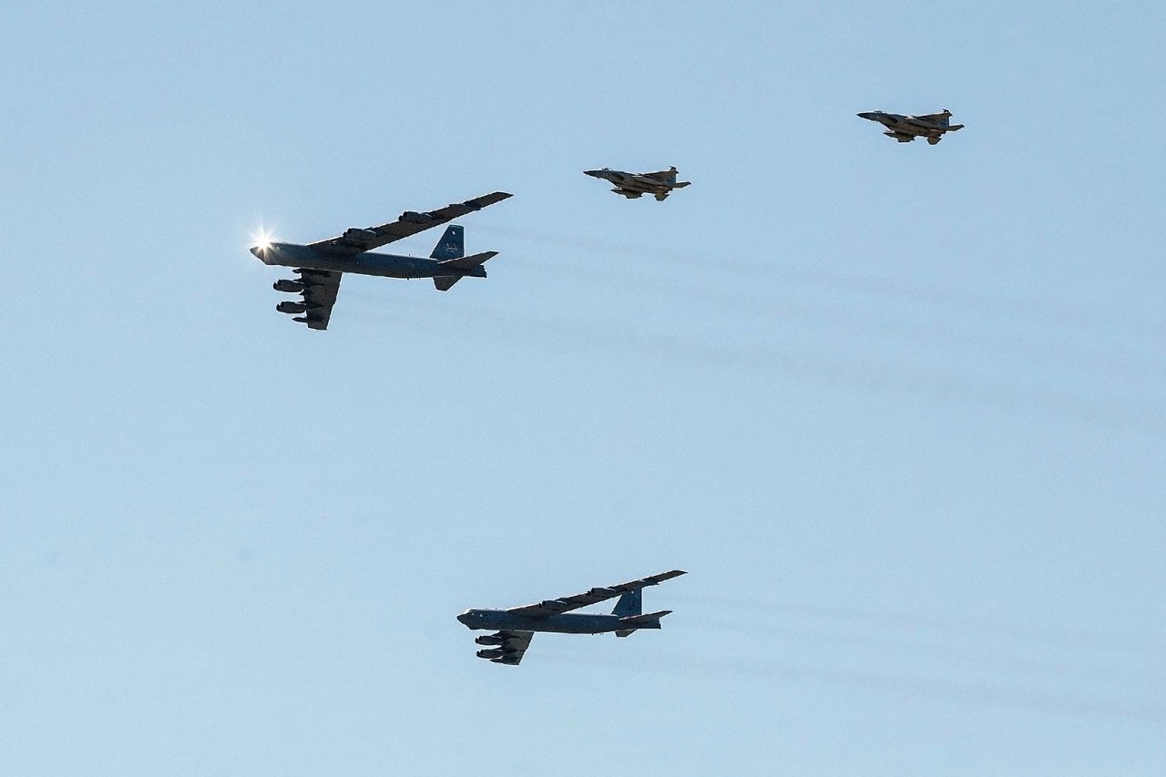 Bombowce B-52 Stratofortress przelecą dziś nad Polską. Będą im towarzyszyć nasze F-16 - Cztery B-52 Stratofortress przelecą nad krajami NATO