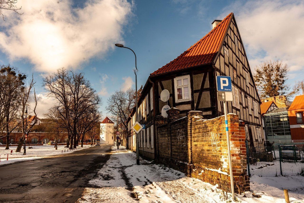 Zabytkowy budynek z XIX wieku na Dolnym Mieście w Gdańsku