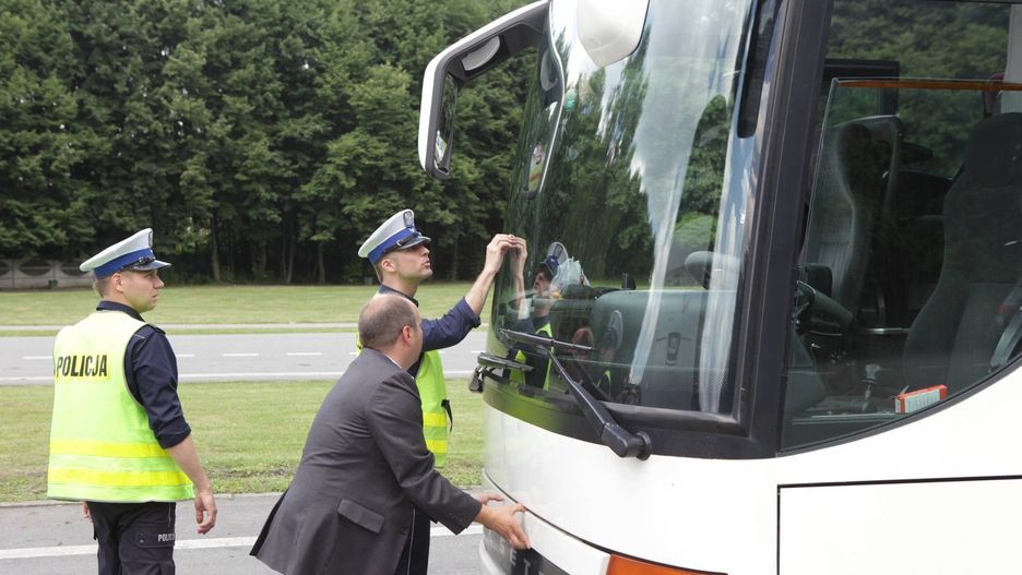 Policja prowadzi kontrole autokarów jadących na wakacje - można wcześniej o taką kontrolę poprosić, by mieć pewność, że dzieci i młodzież pojadą w bezpiecznych warunkach.