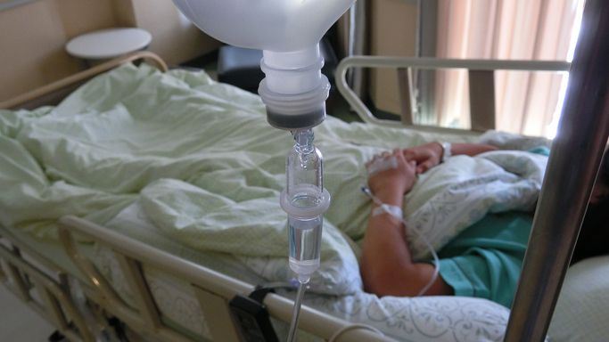 Wirus znów atakuje. "Zaczyna się niewinnie, przypomina przeziębienie"