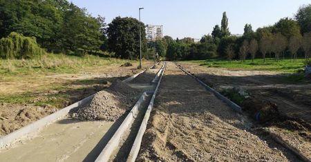 Piesi zyskają nową alejkę spacerową, a rowerzyści ścieżkę rowerową. Trwają prace w wąwozie Rury