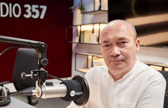 Dariusz Król w redakcji Radia 357. Odpowiada za bazę muzyczną