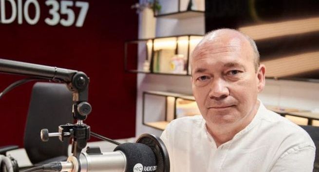Dariusz Król w redakcji Radia 357. Odpowiada za bazę muzyczną