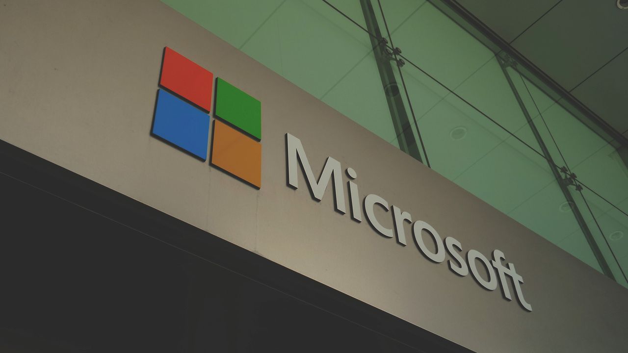 Microsoft dostał lekcję od koronawirusa. Udowodnił mu, że jego sklepy są bez sensu